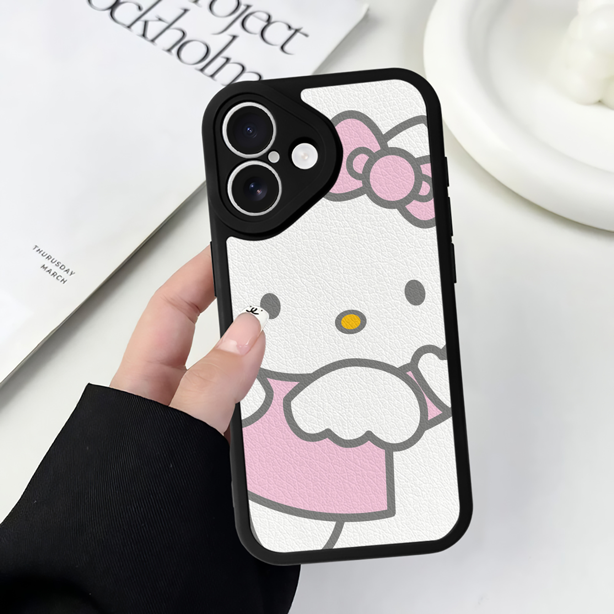 （画像用） Hello Kitty ハローキティ 【iPhone 16シリーズ対応】シリコンスマホケース（レザー調） 材質：シリコン